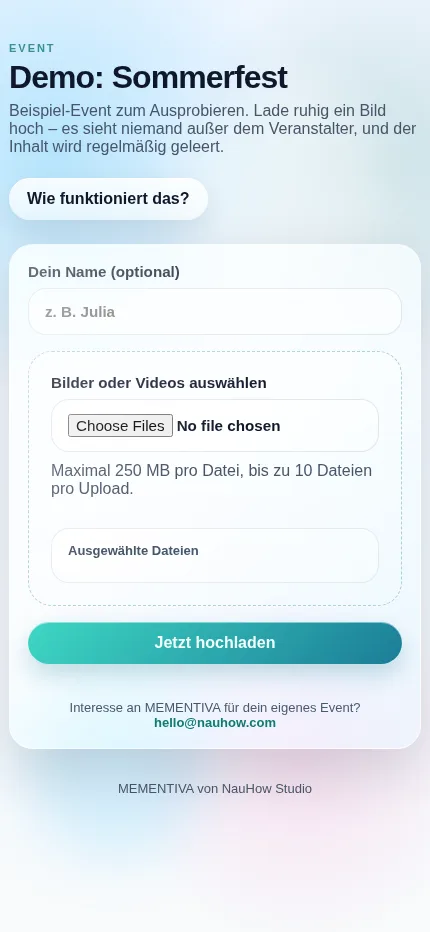 Die Gästeseite von Mementiva auf dem Handy: Eventtitel, ein optionales Namensfeld, die Dateiauswahl für Bilder oder Videos und der Knopf „Jetzt hochladen“.