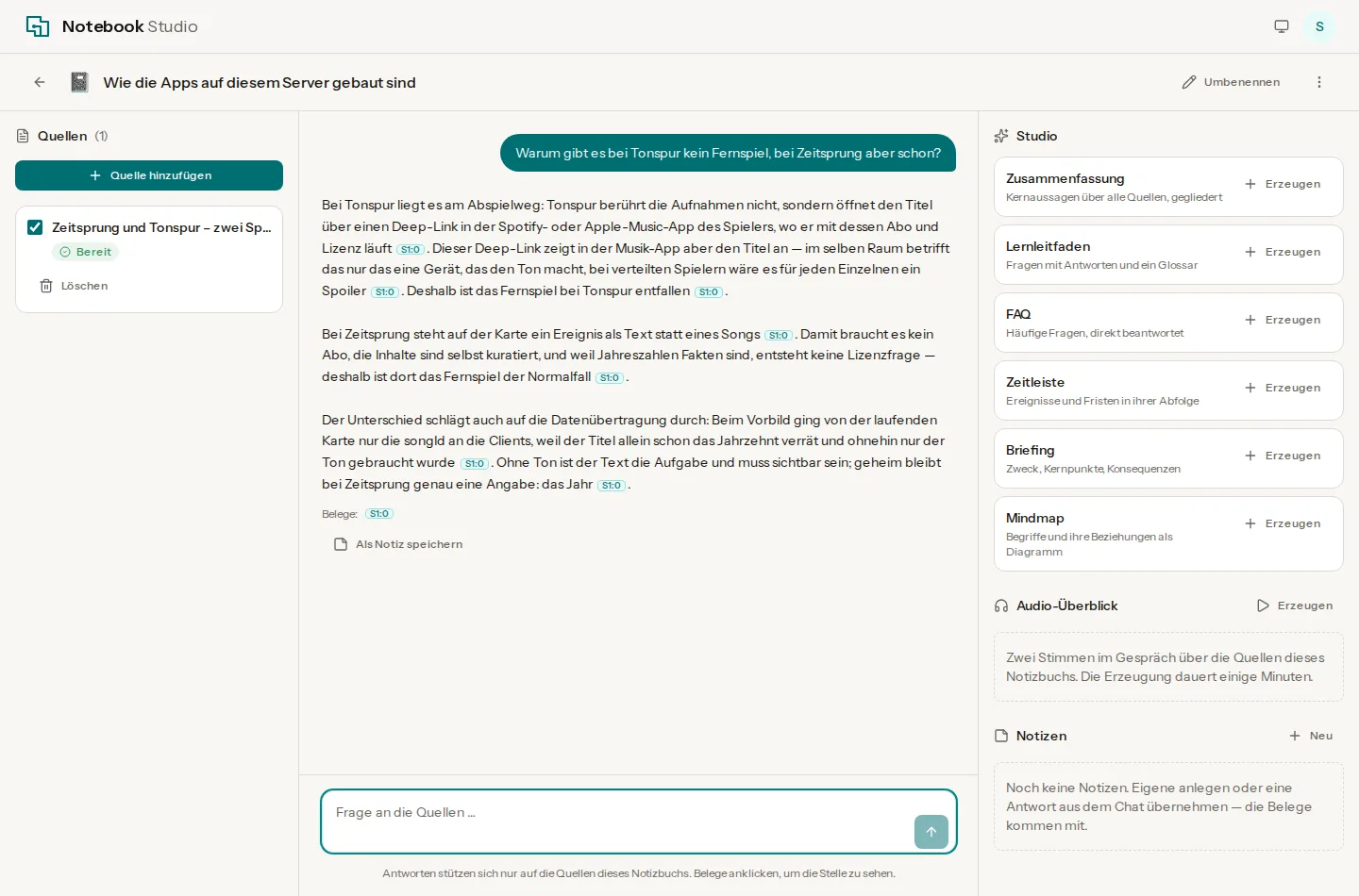 Notebook Studio: eine Chatantwort, in der jeder Absatz kleine Beleg-Marken trägt, die zur Textstelle in der Quelle führen. Rechts das Studio-Panel mit Zusammenfassung, Lernleitfaden, FAQ, Zeitleiste, Briefing und Mindmap.