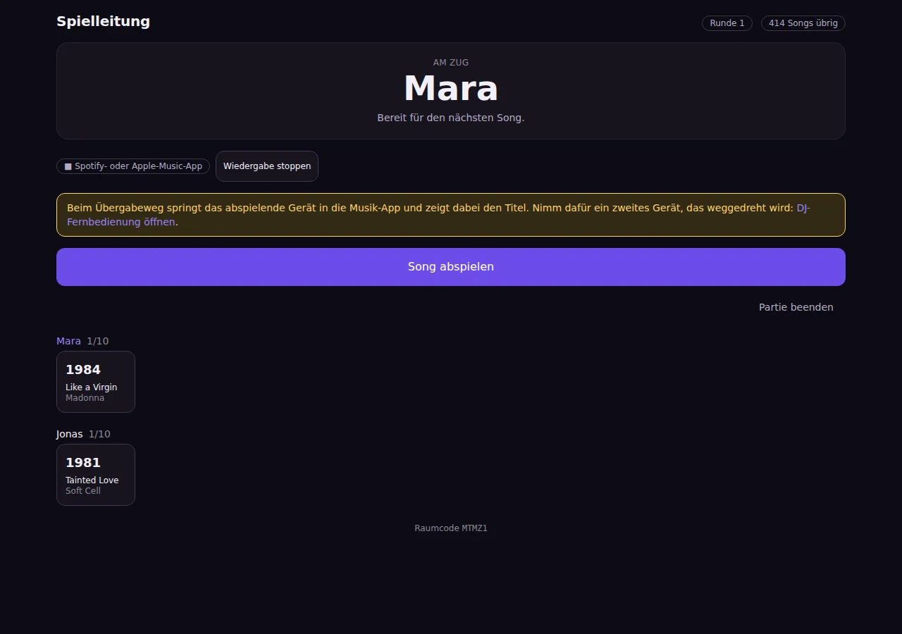 Die Spielleitung von Tonspur: „Am Zug: Mara“, ein Knopf „Song abspielen“, darunter die Zeitleisten der Mitspieler mit Titeln wie „Like a Virgin“ von 1984.