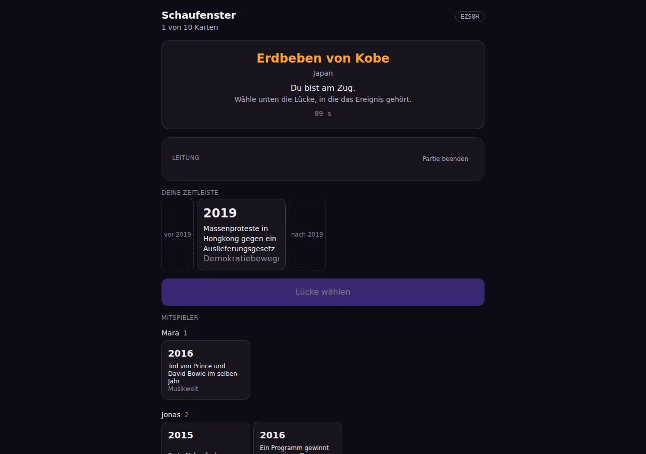 Zeitsprung im Spiel: oben die aufgedeckte Karte „Erdbeben von Kobe“ mit Countdown, darunter die eigene Zeitleiste mit Lücken zum Einsortieren und die Zeitleisten der Mitspieler.